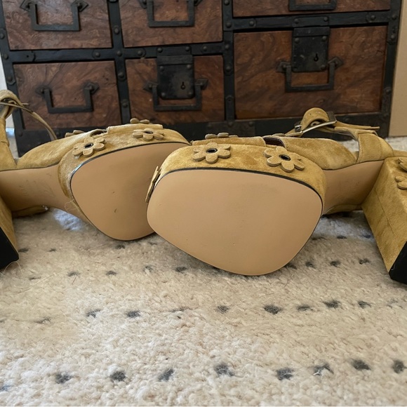 ROGER VIVIER suede flower bomb platform heels - Picture 5 of 6